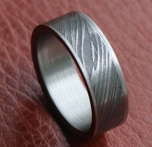 Bague de mariage unisexe en acier Damas incrustation de cuivre et de bois personnalisable pour anniversaire de fiançailles et fête cadre invisible - Product Image 1