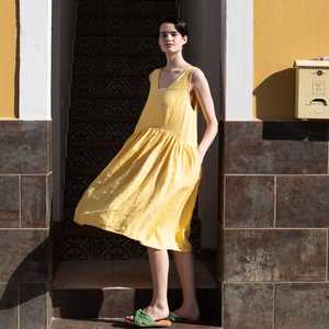 Vestido de lino amarillo brillante, moderno, a la moda, con diseño actual, de tela crepé, cuello redondo, sin mangas, largo hasta la rodilla, para mujer. - Product Image 5