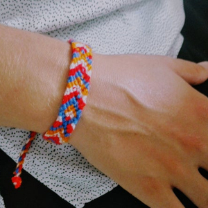 กำไลข้อมือทอมือสุดฮิต - Product Image 1