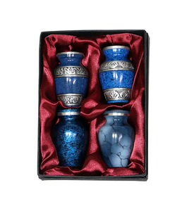 Nouvelle urne commémorative biodégradable de style américain gravée avec un croix de Holly pour les cendres de bébé, capacité de 3 pouces cubes - Product Image 5
