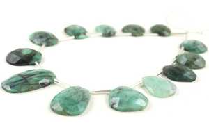 13 pièces pierre précieuse émeraude verte naturelle, pépites à facettes polies en forme de pierres semi-précieuses, perles de Briolette - Product Image 3