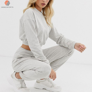 Nouvel ensemble de survêtement personnalisé pour femme 2026 – Vêtements de sport OEM en gros, design respirant, tenue décontractée d'entraînement à prix réduit, hauts courts - Product Image 2
