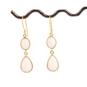 Pendientes colgantes de ágata blanca con corte a cuadros de dos piedras, ajuste de bisel de Latón chapado en oro de 18 quilates, joyería de declaración bonita - Product Image 1