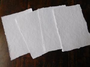 Papel Decorativo con Bordes Irregulares, Estilo Ángel, en Colores Blanco y Marfil, Disponible en Tamaños Personalizados para Regalos Empresariales - Product Image 3