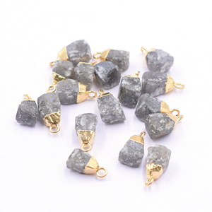 Piedra del sol negra con colgante chapado en oro de forma áspera de fianza - Product Image 4