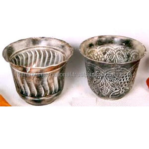 Pot de fleurs en métal vintage personnalisé avec design fini pour la décoration de maison, jardin, hôtel ou restaurant - Product Image 1