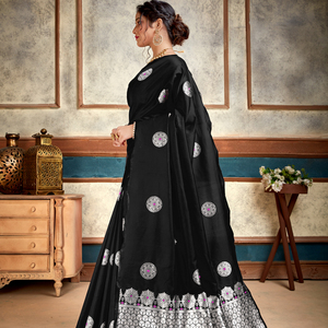 Dernier modèle de sari en viscose de soie Katan avec broderie de dentelle et motif floral, design luxueux et attrayant pour mariage, couleur noire, prix bas - Product Image 1