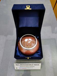 Hueso de mascota con pata de odyssey pintado a mano, urna de cremación de mascotas, suministros funerarios, Brassworld, India - Product Image 6