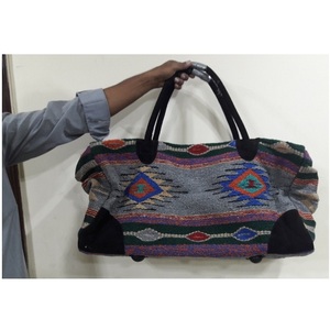 Sac de sport en cuir Western Navajo personnalisable avec logo Produit préféré des propriétaires de chevaux - Product Image 1