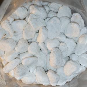 Pierre granulaire blanche laiteuse naturelle pour revêtement de sol extérieur Fabrication de briques Type galets - Product Image 5