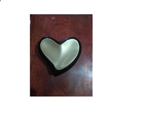 Étain en laiton avec contour noir en forme de cœur, fournitures d'enterrement, brasworld inde - Product Image 1