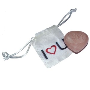 Pierre gravée symbole d'amour, en bois, avec pochette, à bas prix - Product Image 1