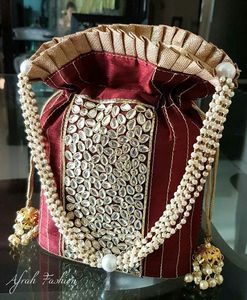 กระเป๋า POTLI สวยงามมุกทำงาน LATCAN และ ZARI เย็บปักถักร้อยบนผ้าไหมสำหรับงานเลี้ยงและงานแต่งงาน @ 2022 - Product Image 1