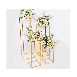Juego de 4 centros de mesa de diferentes tamaños en soporte de flores artificiales de color dorado metálico para accesorios de decoración de boda - Product Image 1