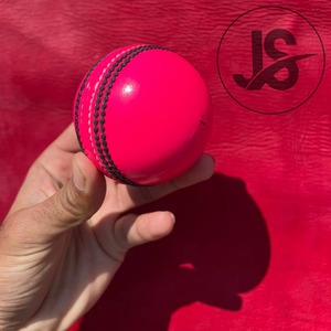 Pelotas de partido de críquet con logotipo personalizado cosido a mano profesional rosa - Product Image 4