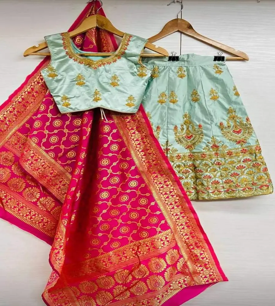 Seni Tenun Bunga dan Ornamental Sutra Lehenga Dalam Warna Biru Tua Gadis Lehenga Choli untuk Pernikahan