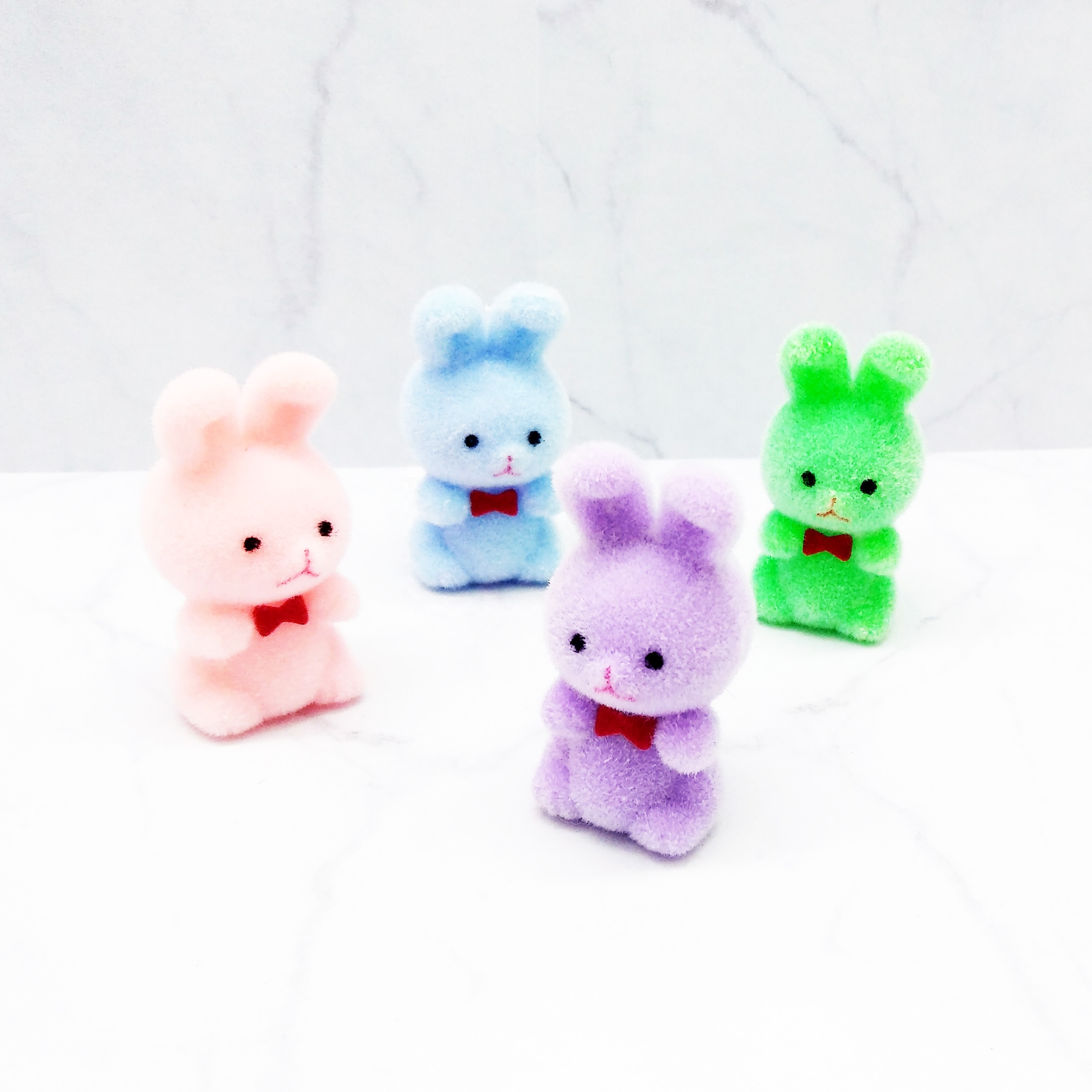 Миниатюрный Флокированный кролик 2022 с бантом пастельных цветов