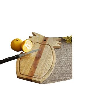 Planche à découper en bois en forme d'ananas, outil de cuisine fait main idéal pour le fromage et les cadeaux fabriqués en Inde - Product Image 1