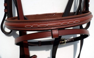 Brida de montar occidental de cuero blanco de diseño personalizado con hebilla de acero inoxidable de costura elegante de acolchado suave para uso de circunferencia de caballo - Product Image 3
