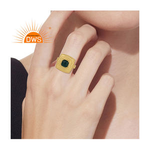 มือพื้นผิวชุบทองแหวนผู้ผลิตเครื่องประดับเงินธรรมชาติสีเขียวมรกตแหวนพลอยเครื่องประดับผู้ค้าส่ง - Product Image 5