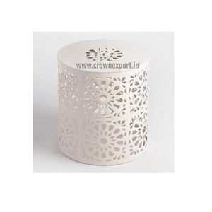 Table d'appoint de canapé ronde en métal blanc artisanal de créateur Mobilier de salon Table basse et d'appoint et Table de chambre à coucher Mobilier - Product Image 1