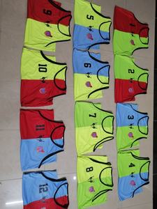 Baberos deportivos y chaleco de entrenamiento con estampado de ropa de fútbol personalizada de alta calidad - Product Image 6