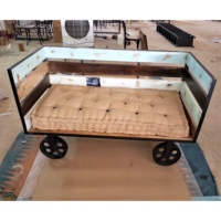 Canapé-chariot industriel à deux places avec roulettes et capitonnage |   Canapé-lit en bois avec rembourrage en mousse |   Salon rustique d'un appartement, restaurant