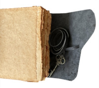 Journal relié vintage en cuir véritable noir Clé antique avec fleur de jardin Cahier en relief Livre de sorts d'ombres Grimoire Book