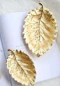 Plato Decorativo con Forma de Hoja en Aluminio con Acabado Dorado, Ideal para Bodas y Eventos, Vajilla para Picnics y Catering - Product Image 2