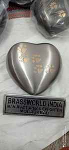 URNE DE CRÉMATION POUR ANIMAUX DE COMPAGNIE EN LAITON GRIS AVEC DEUX PATTES Fournitures funéraires de BRASSWORLD INDIA - Product Image 6