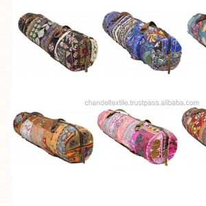 Banjara Vintage Indian Kantha Yogamat Bag Étnico Bordado a mano Estilo de cuero Crossbody decorado con flores y cadenas - Product Image 1