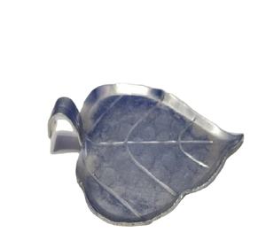 Plateau de service en métal fait main en argent avec motif feuille, parfait pour les ustensiles de cuisine et le stockage des aliments de table dans les hôtels - Product Image 1