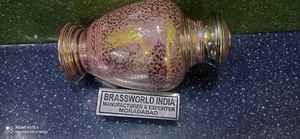 Urne funéraire en laiton violet de style américain avec gravure florale, en laiton, pour adultes, fournitures funéraires, Brassworld India - Product Image 3