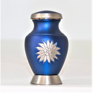 Pequeña urna Meena de latón blanco perla para cenizas Recuerdo de alta calidad de la India para decoración conmemorativa o uso de cremación - Product Image 5