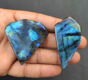 หินลาบราดอไรต์ธรรมชาติ2ชิ้น,หินลาบราดอไรท์รูปร่างไม่สม่ำเสมอขัดหยาบขายส่งหินธรรมชาติสำหรับสวนไฟสีฟ้า - Product Image 2