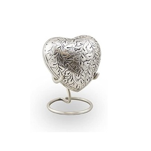 Urne funéraire artisanale en métal gravée en forme de cœur pour bébé, style américain, écologique et personnalisable. - Product Image 1