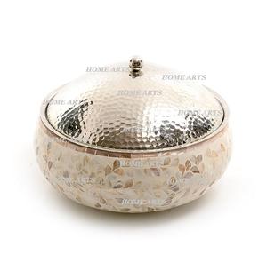 Cacerola de madreperla y madera, olla caliente de forma redonda de acero inoxidable con tapa martillada para uso en restaurantes - Product Image 1