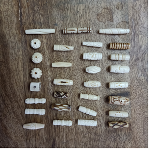 Perles en os sculptées à la main de tailles assorties en os naturel, adaptées aux créateurs de bijoux et aux magasins de perles - Product Image 1