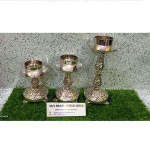 Brassworld Inde Laiton argenté Ensemble de trois bougeoirs d'autel d'église de style religieux Fournitures d'église en métal poli - Product Image 1
