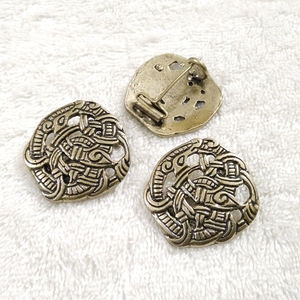 Urnas Estilo Vikingo, Disco Fibula, Joyería Medieval de Bronce con Diseño de Serpiente, Material de Cobre - Product Image 4