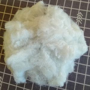 Fibras de Poliéster Sintético Vikohasan de Alta Calidad, 100% Recicladas, 20 Denier, Color Blanco Sólido, Certificación GRS y OEKO-TEX, Material de Relleno - Product Image 1