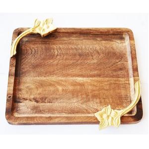 Plateau de service carré élégant en bois massif poli, fait main, avec poignée en métal design, écologique et recyclable, pour la décoration de la maison et des hôtels - Product Image 1