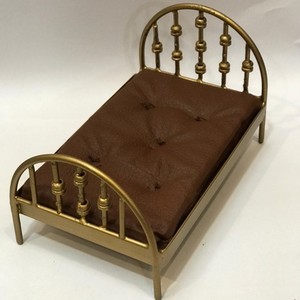 Offre Spéciale Miniature En Métal Petit Lit En Métal Avec matelas Meilleure Vente Dollhouse Chambre Miniature Meubles Lit - Product Image 1