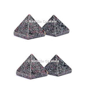 Pyramide de guérison en pierres précieuses, pyramide en Tourmaline rubis, petite pyramide - Product Image 1