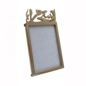 Cadre photo mural en aluminium de forme carrée plaqué laiton antique et panneau MDF pour décoration murale - Product Image 1