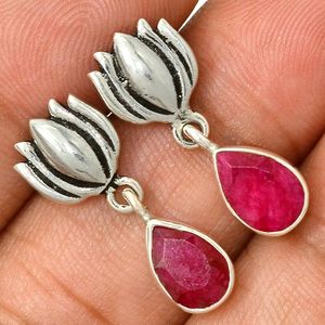 Venta al por mayor joyería minimalista 925 plata esterlina 18K chapado en oro forma de pera rubí piedra preciosa forma de loto bisel conjunto de pendientes de tuerca - Product Image 1