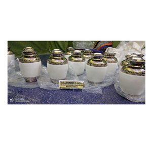 Urna conmemorativa de latón grande clásica, suministros funerarios para adultos de estilo americano hechos a mano por Brassworld India - Product Image 1