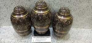 Urne funéraire en métal gravée noire et dorée pour adultes, style américain, BRASSWORLD INDIA FUNERAL SUPPLIES - Product Image 2