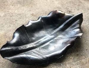 Plateau de service en métal fait main en argent avec motif feuille, parfait pour les ustensiles de cuisine et le stockage des aliments de table dans les hôtels - Product Image 6