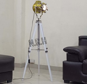 Lampe projecteur led de Studio Vintage Hollywood, projecteur nautique, Focus, avec trépied en bois, finition dorée - Product Image 4